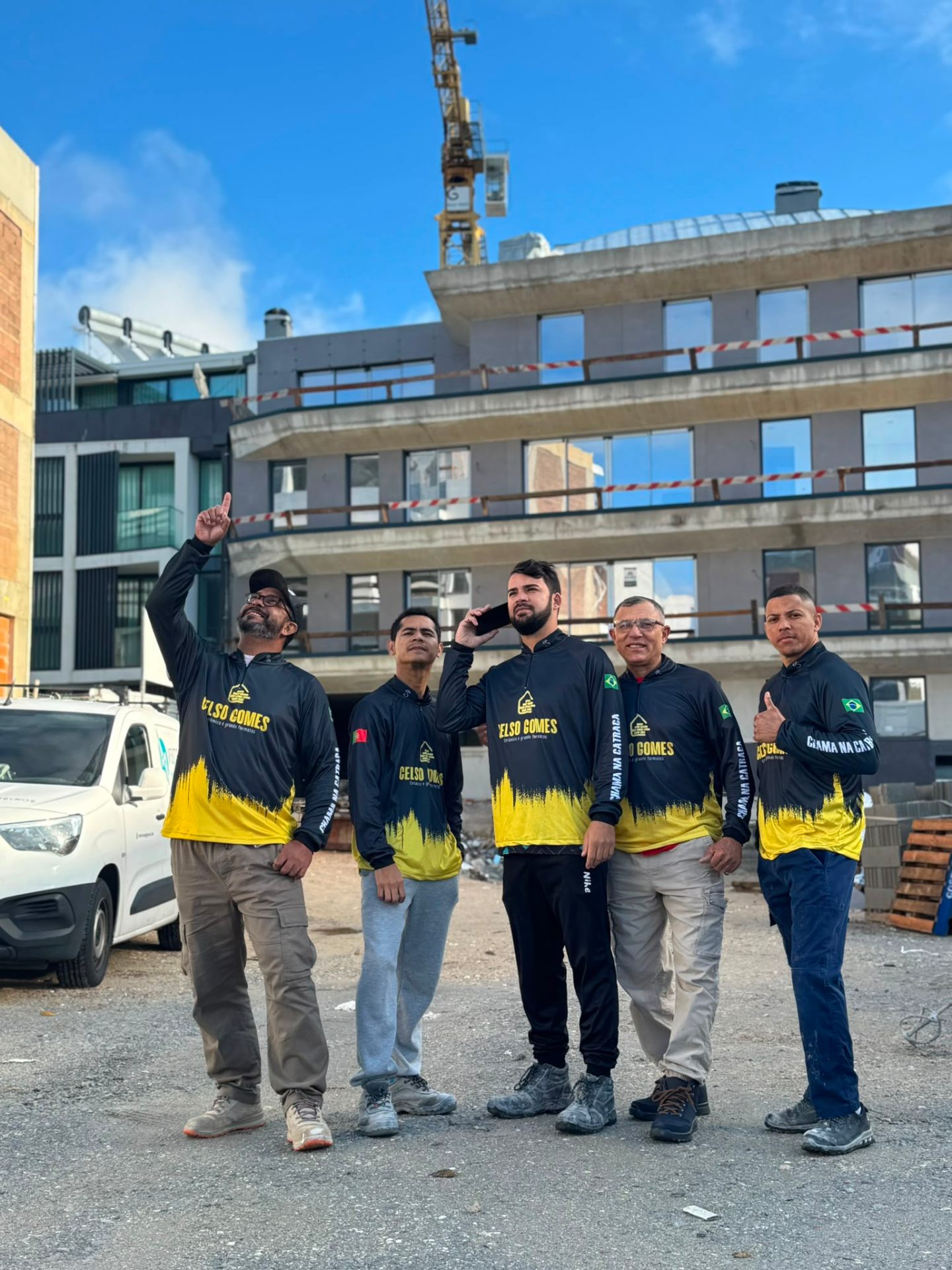 Equipa Celso Gomes em frente a edifício em obra