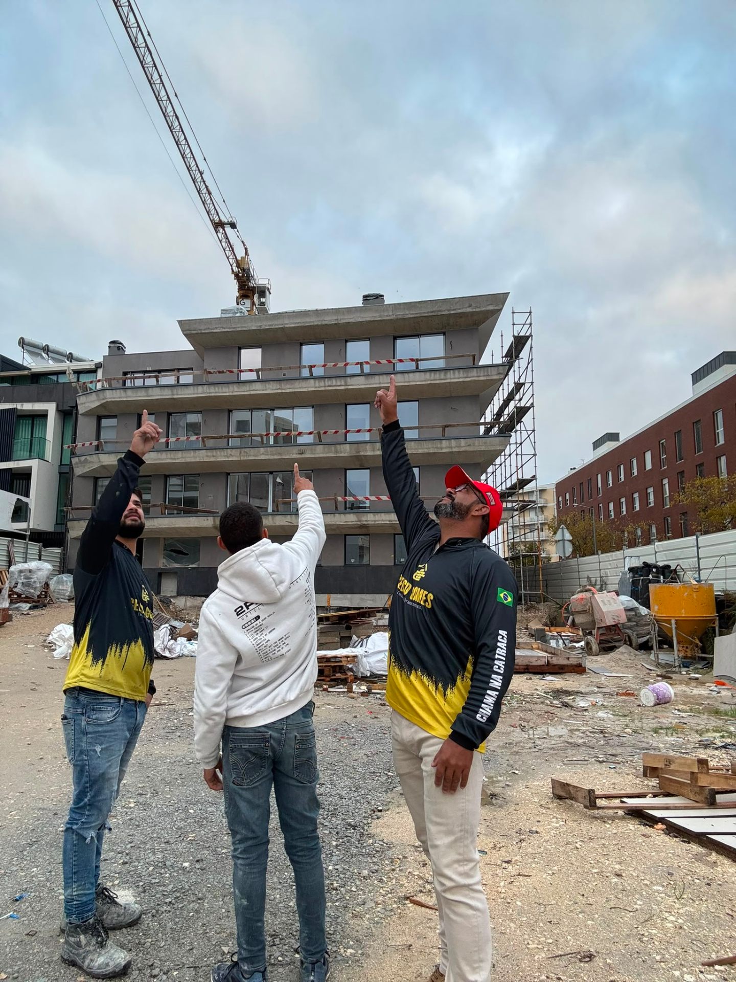Equipa a analisar edifício em construção